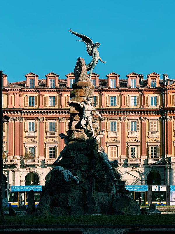 monumento piazza statuto torino
