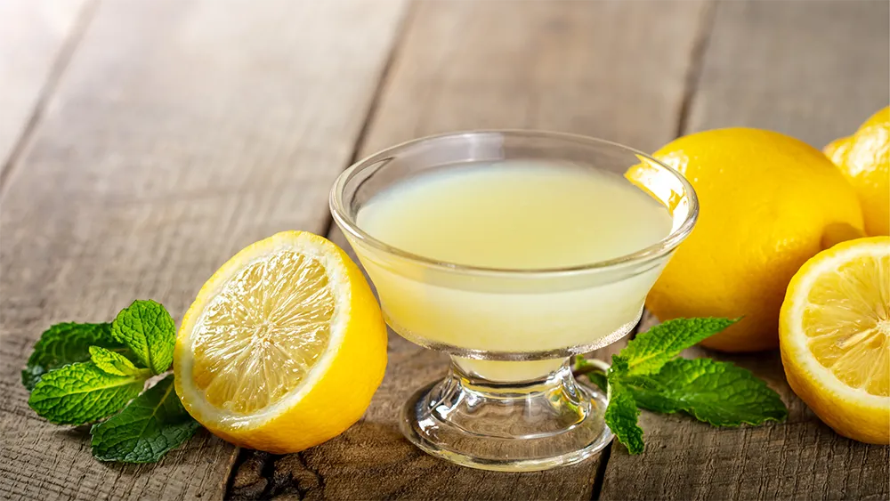 Come togliere le macchie di vino: succo di limone