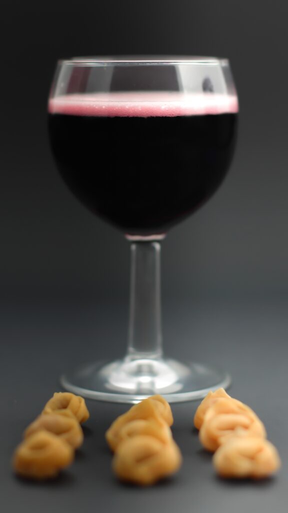 Calice di lambrusco con tortellini - tipico vin de soif leggero bologna