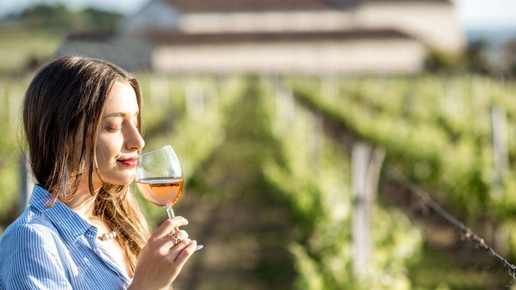 giovane donna beve vino leggero